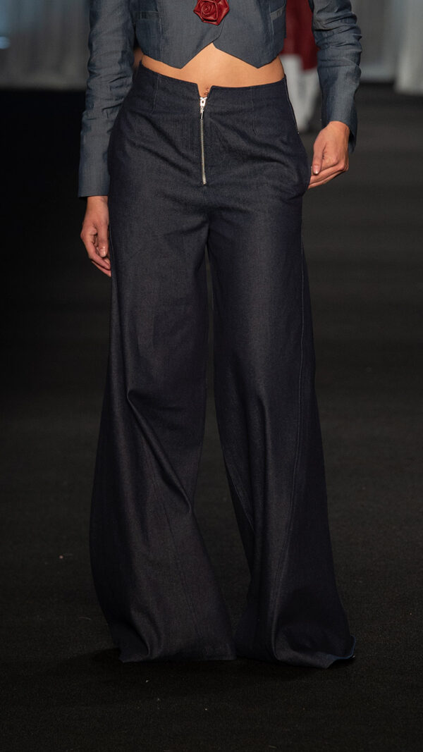 Pantalón asimétrico azul